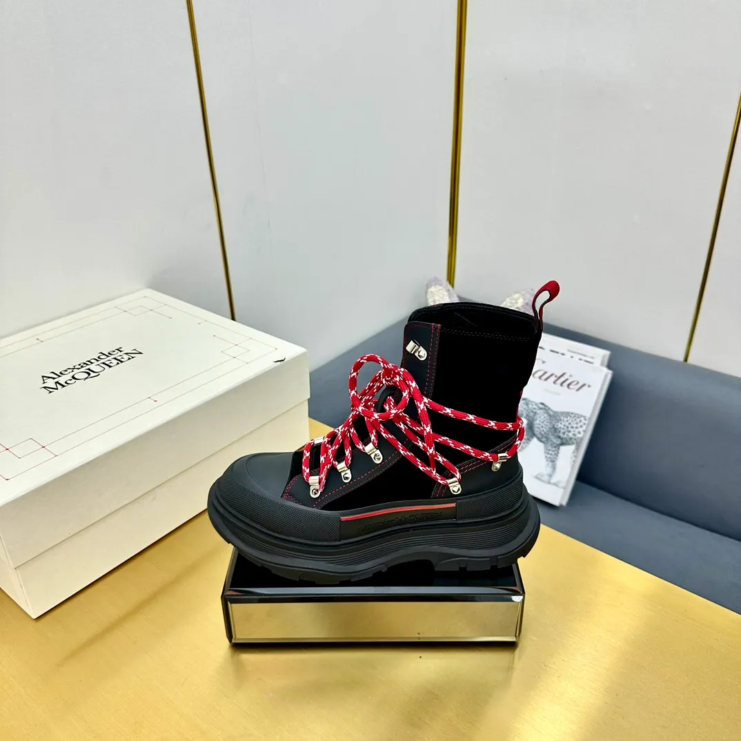 👟👟Ex-factory price 680👟👟 Alexander McQueen's latest thick-soled Martin boots, original 1:1 development, outsole original open-film TPU sole, fabric full-grain cowhide + high mercerized cowhide, lining sheepskin original hardware carabiner bottom height 5cm Size: #35-40 39-45